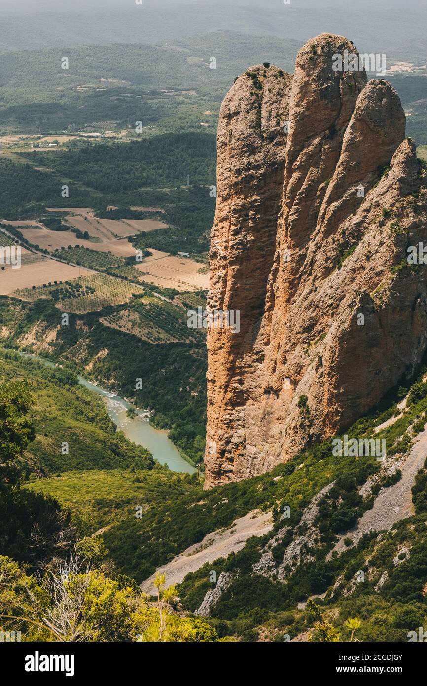 Flussblick von bis zu 300m hoch in den Mallos de Riglos Kalksteinformationen in den Pyrenäen, Huesca, Aragon, Spanien Stockfoto