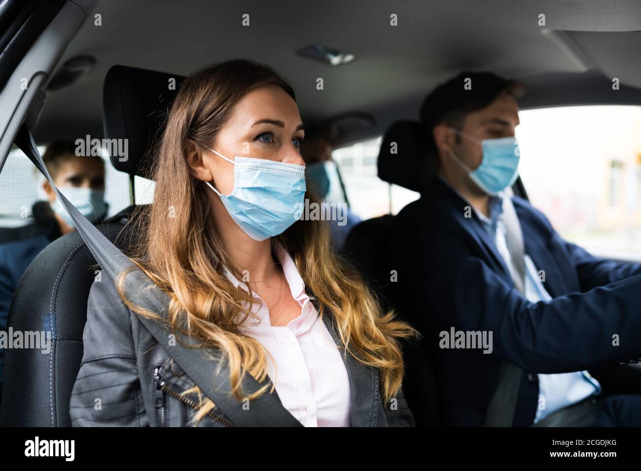 Menschen Fahrgemeinschaften Und Car Sharing Mit Gesichtsmasken Stockfoto
