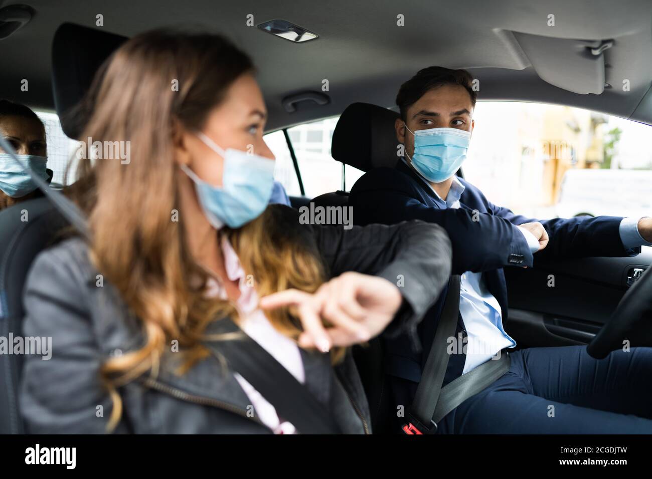 Menschen Fahrgemeinschaften Und Car Sharing Mit Gesichtsmasken Stockfoto