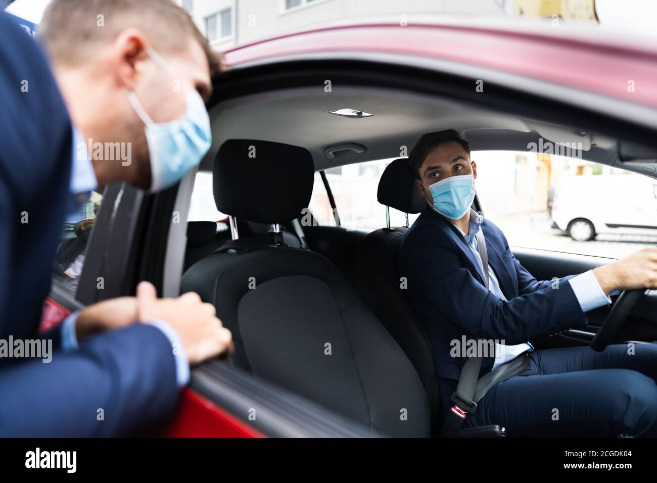 Menschen Fahrgemeinschaften Und Car Sharing Mit Gesichtsmasken Stockfoto