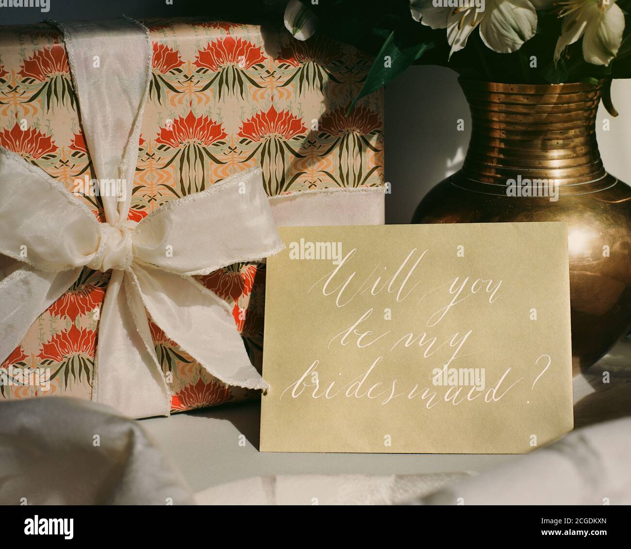 'Wirst Du Meine Brautjungfer Sein?' Umschlag mit Geschenkverpackung und Messing Stockfoto