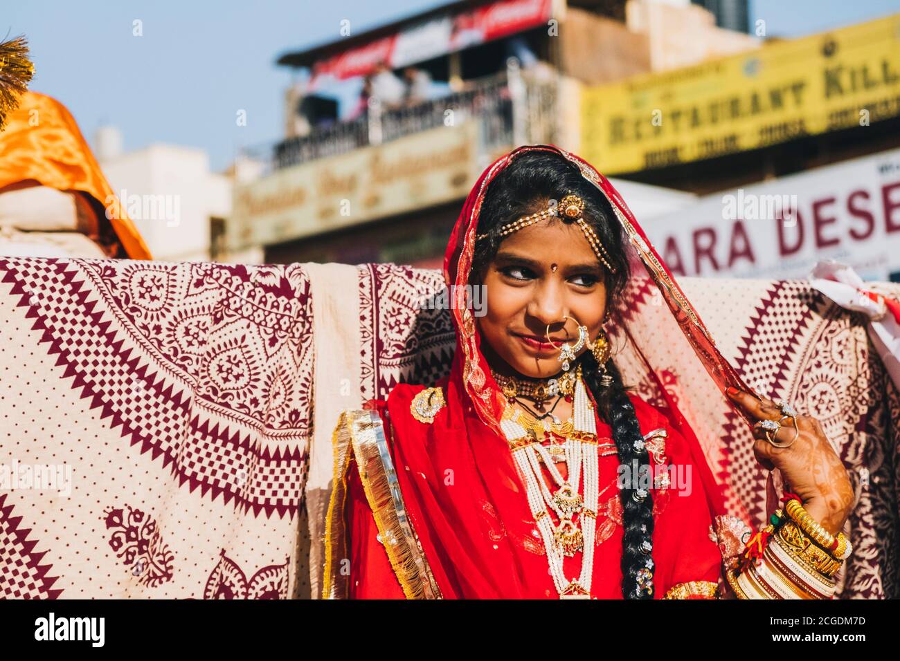Junge indische Frau in roten bunten Saree während Jaisalmer gekleidet Desert Festival Stockfoto