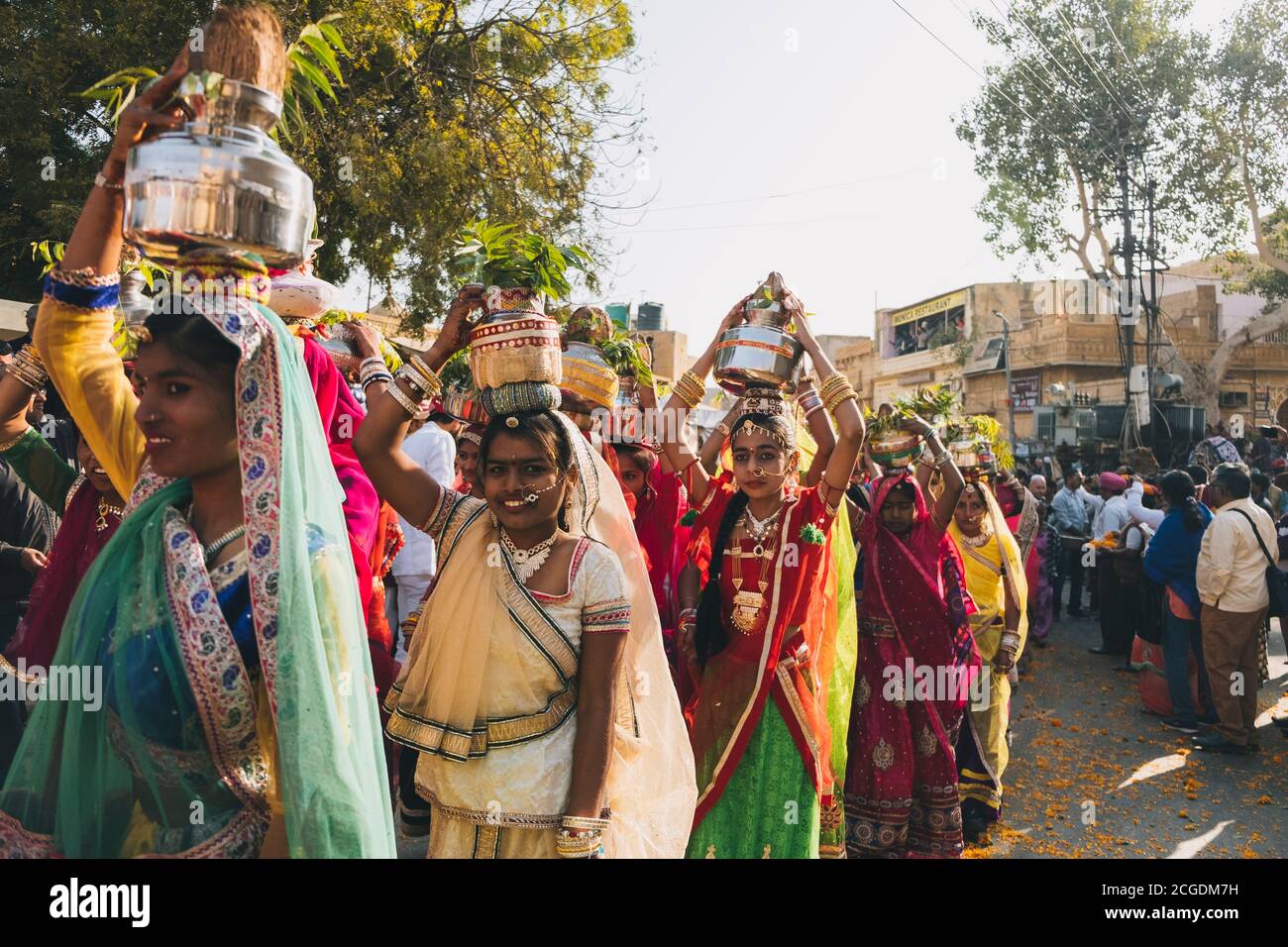 Native Frauen in bunten Saree für Jaisalmer Desert Festival, Rajasthan, Indien gekleidet Stockfoto