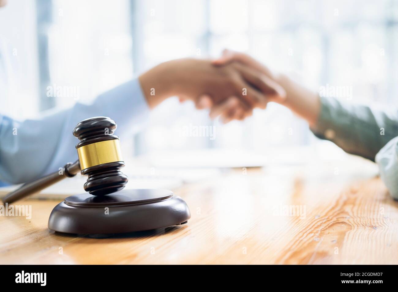 Recht und Rechtsdienstleistungen Konzept. Rechtsanwalt und Rechtsanwalt mit Teambesprechung in der Anwaltskanzlei. Anwalt und Geschäftsmann Händedruck. Stockfoto