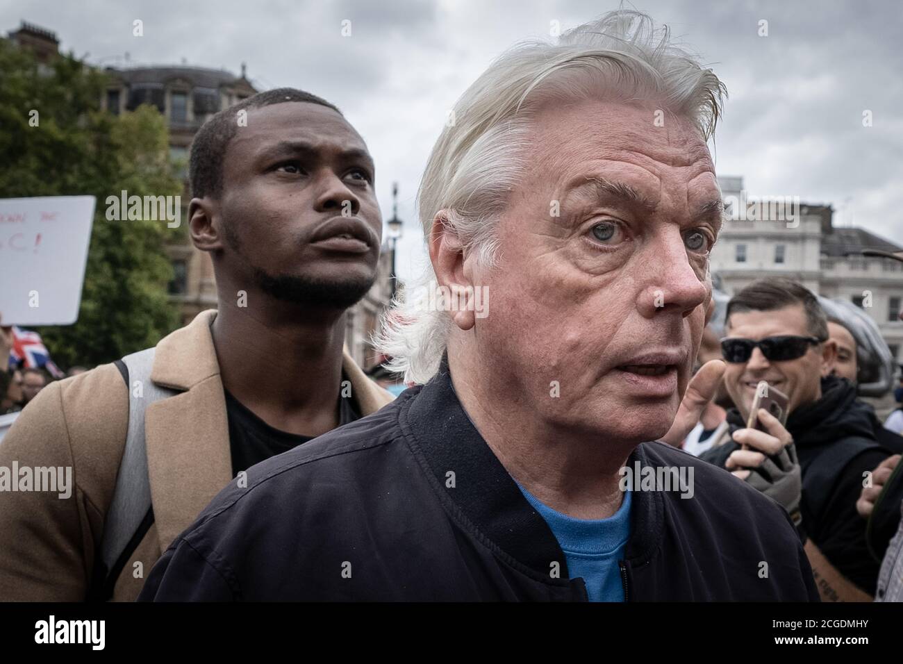 Der Verschwörungstheoretiker David Icke kommt, um eine Rede auf der COVID-Verschwörungstheoretikerdemonstration ‘Unite for Freedom auf dem Trafalgar Square in London zu halten. Stockfoto