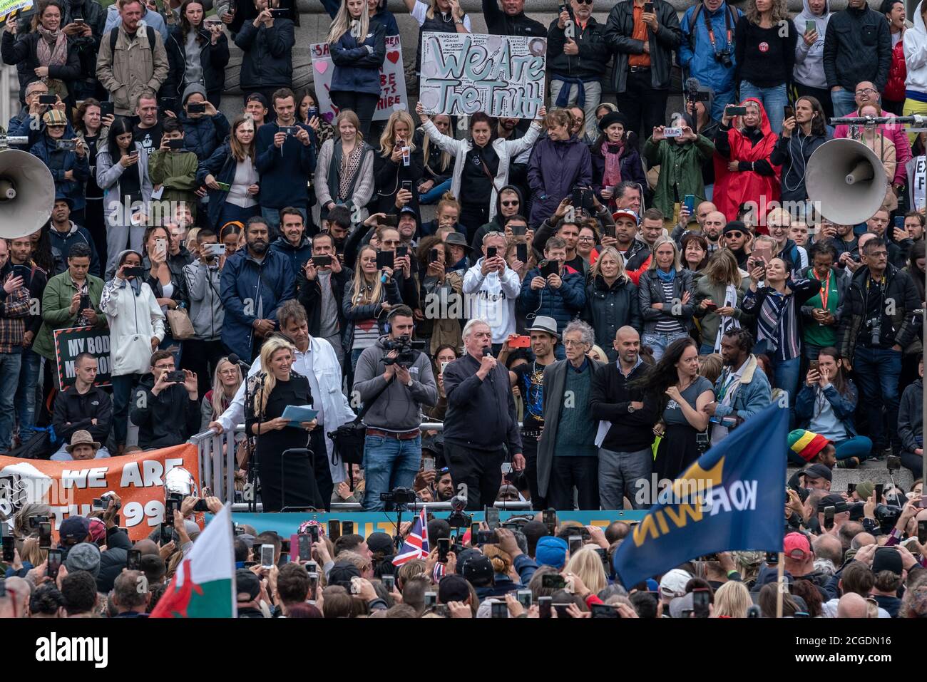 Der Verschwörungstheoretiker David Icke hält eine Rede auf der COVID-Verschwörungstheoretikerdemonstration ‘Unite for Freedom auf dem Trafalgar Square in London. Stockfoto