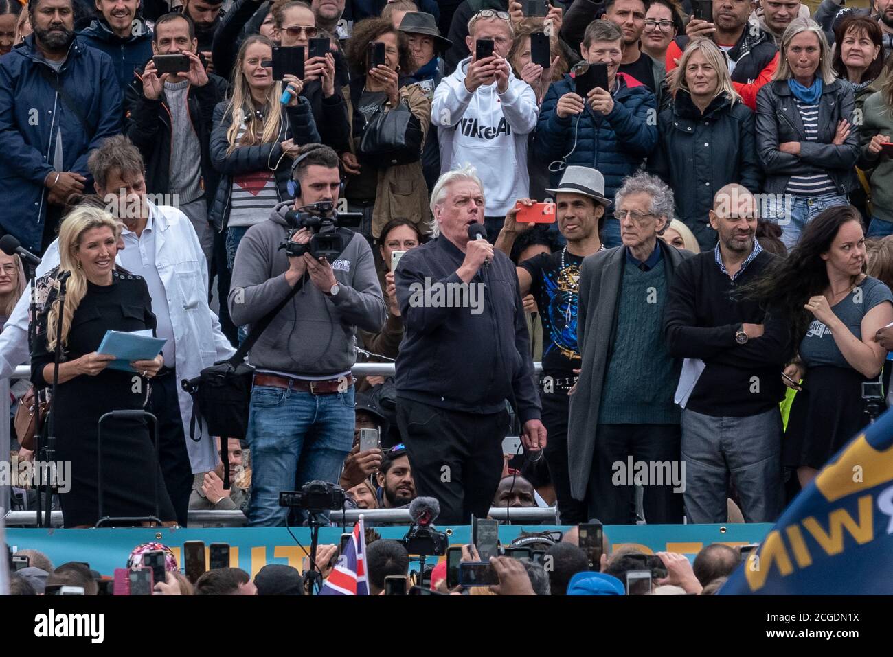 Der Verschwörungstheoretiker David Icke hält eine Rede auf der COVID-Verschwörungstheoretikerdemonstration ‘Unite for Freedom auf dem Trafalgar Square in London. Stockfoto