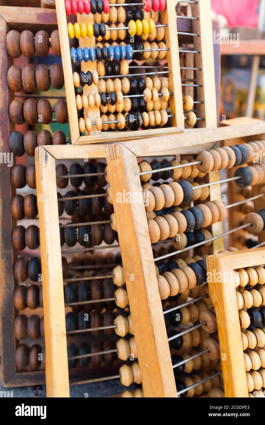 Retro Holzabakus liegen in einem Haufen auf dem Boden Stockfoto