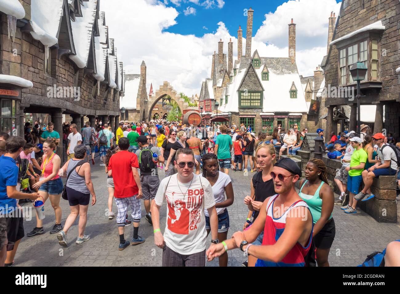 Besucher, die die Harry Potter Themenattraktionen und Geschäfte in genießen Das Dorf Hogsmeade in den Universal Studios Islands of Adventure Stockfoto