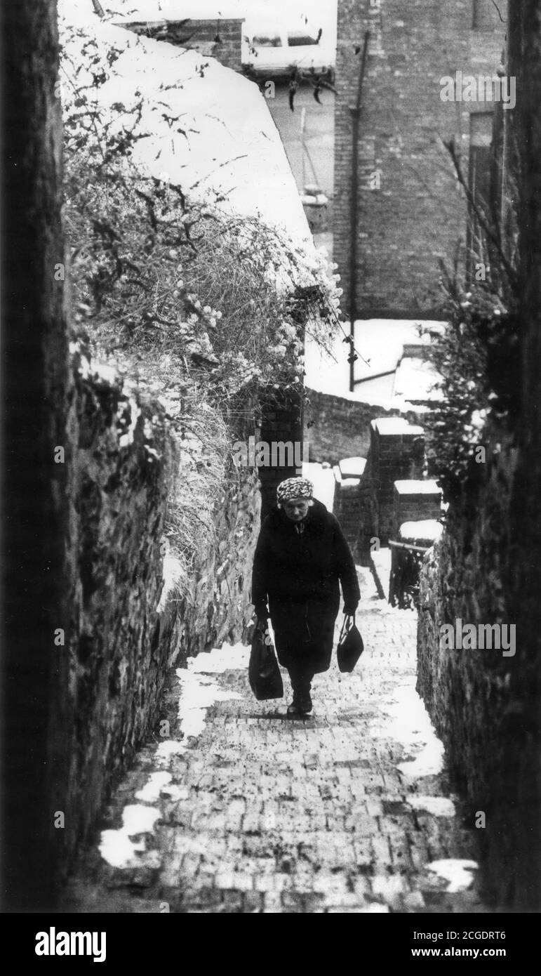 Ältere Frau, die steile Stufen hinaufgeht, Ironbridge, Großbritannien,1981 Stockfoto
