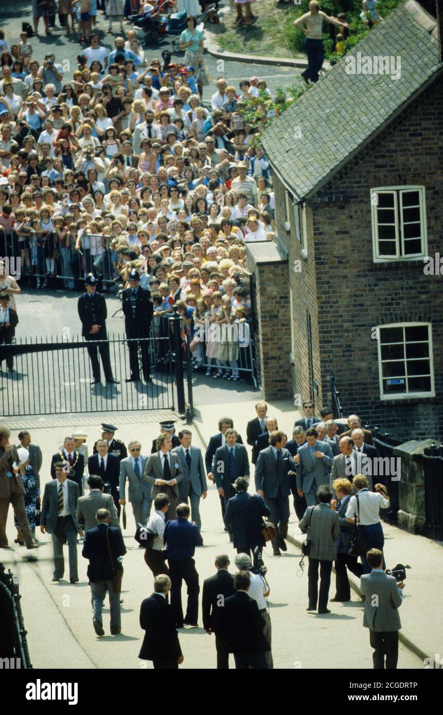 Prinz Charles ist umgeben von Medien und lokalen Würdenträgern während eines Besuchs in Ironbridge zum 200-jährigen Jubiläum der Brücke Bild von DAVID BAGNALL Stockfoto