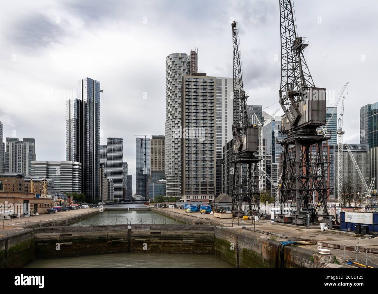 South Dock in Londons Docklands. Südlich von Canary Wharf ist es der nächste große Bereich für die Sanierung. Das Gebiet südlich von diesem Dock ist die Isle of Dogs. Stockfoto