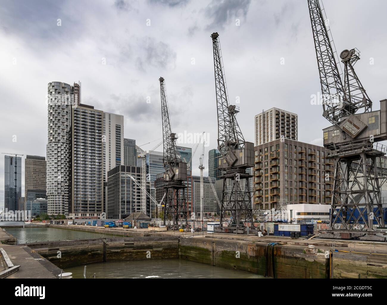 South Dock in Londons Docklands. Südlich von Canary Wharf ist es der nächste große Bereich für die Sanierung. Das Gebiet südlich von diesem Dock ist die Isle of Dogs. Stockfoto