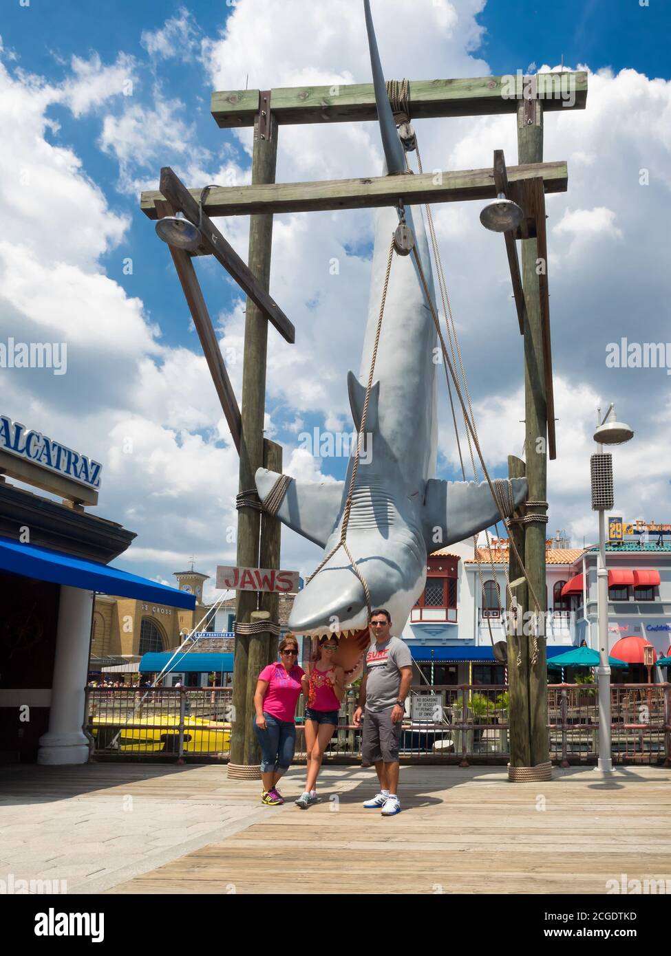 Familie posiert mit einem großen weißen Hai aus dem Film JAWS im Universal Studios Florida Themenpark Stockfoto