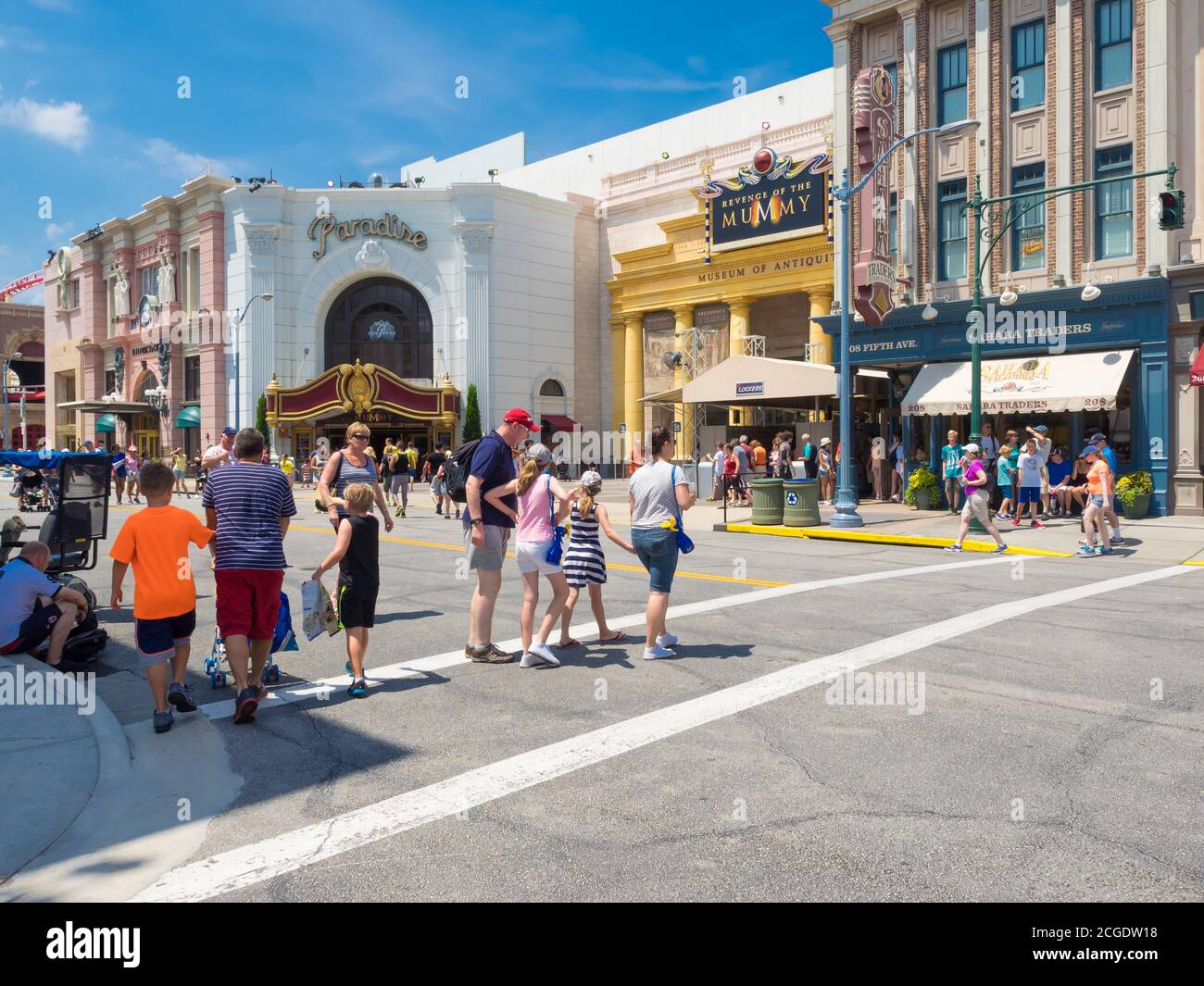 Besucher in der Nähe der Rache der Mumie Fahrt in Universal Studios Florida Themenpark Stockfoto