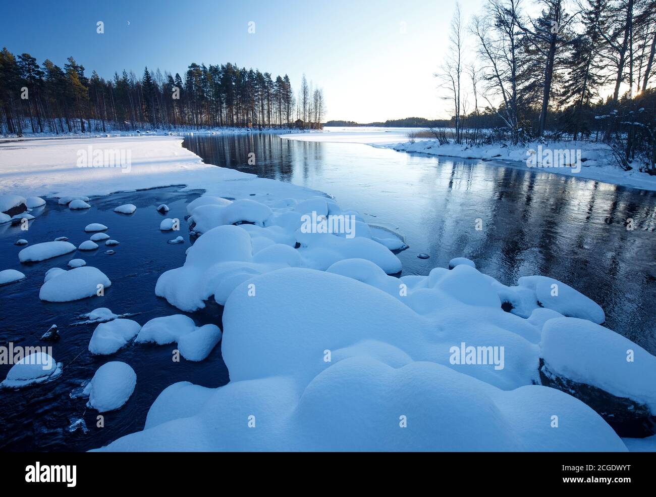 Offener kleiner Fluss fließt an kalten Wintertag, Finnland Stockfoto