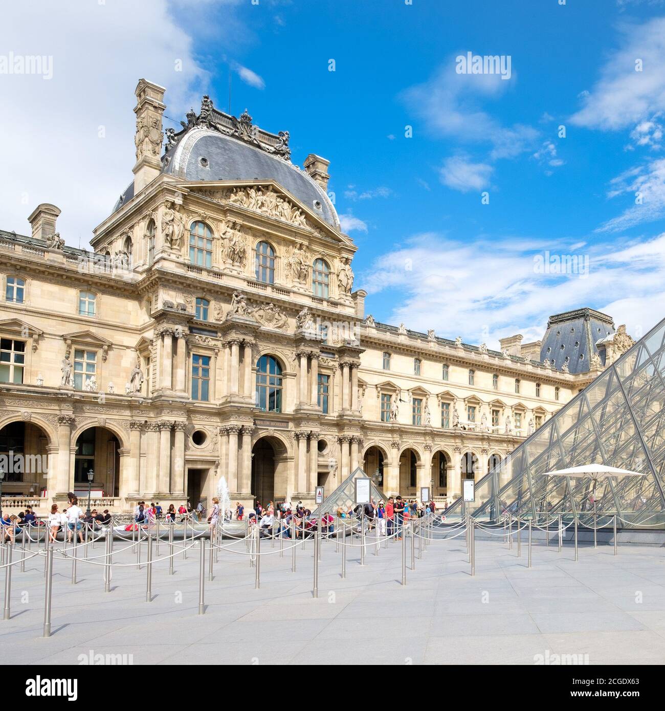 Das berühmte Louvre Museum in Paris Stockfoto