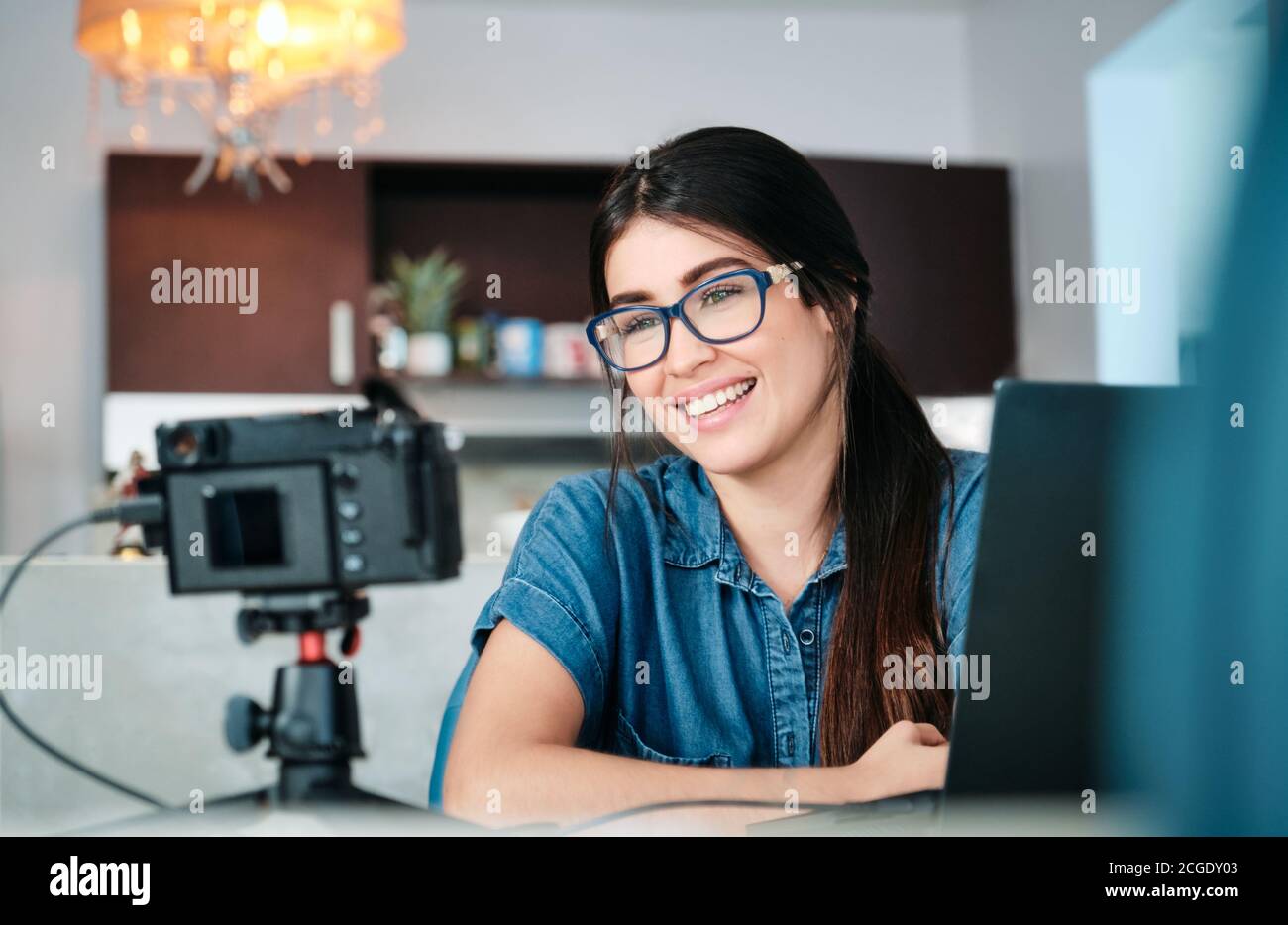 Junge Frau, Die Von Zu Hause Aus Business Web-Konferenz Stockfoto