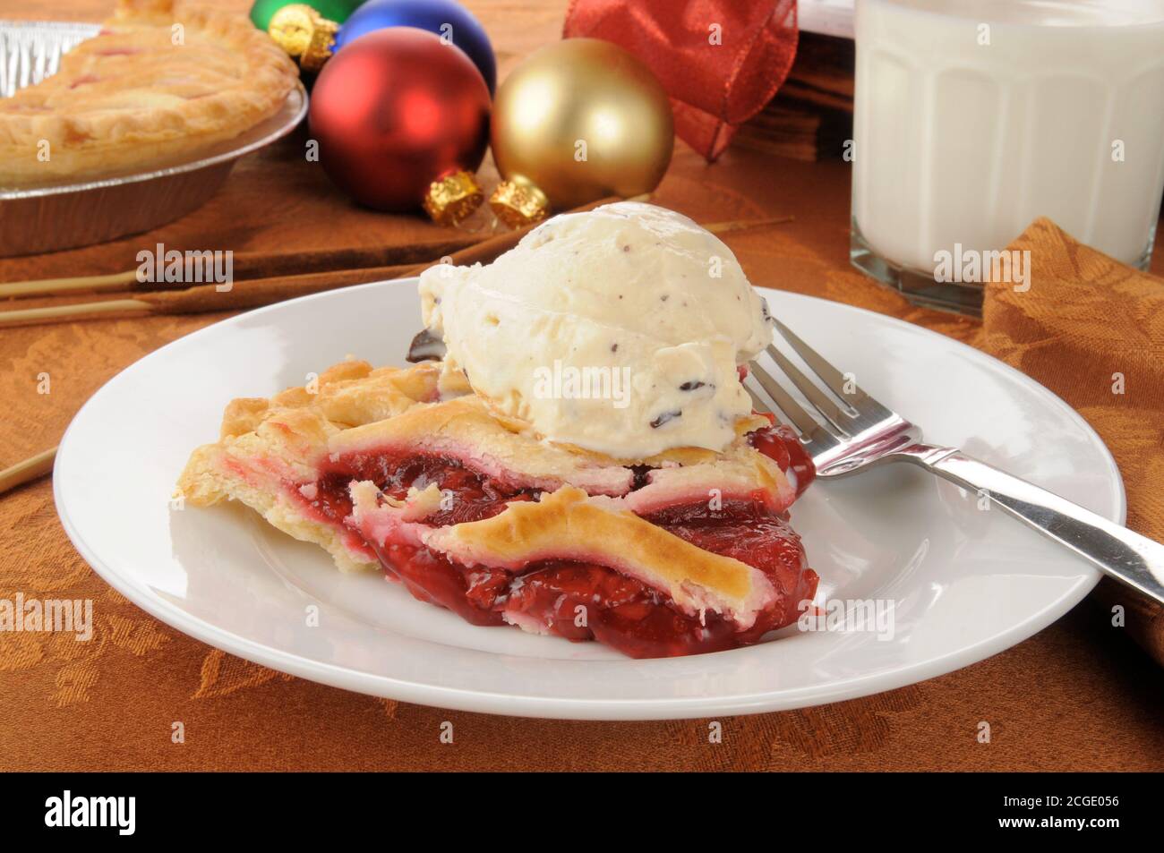 Ein Stück Kirschkuchen ala-Modus auf einem Tisch Mit Weihnachtsschmuck Stockfoto