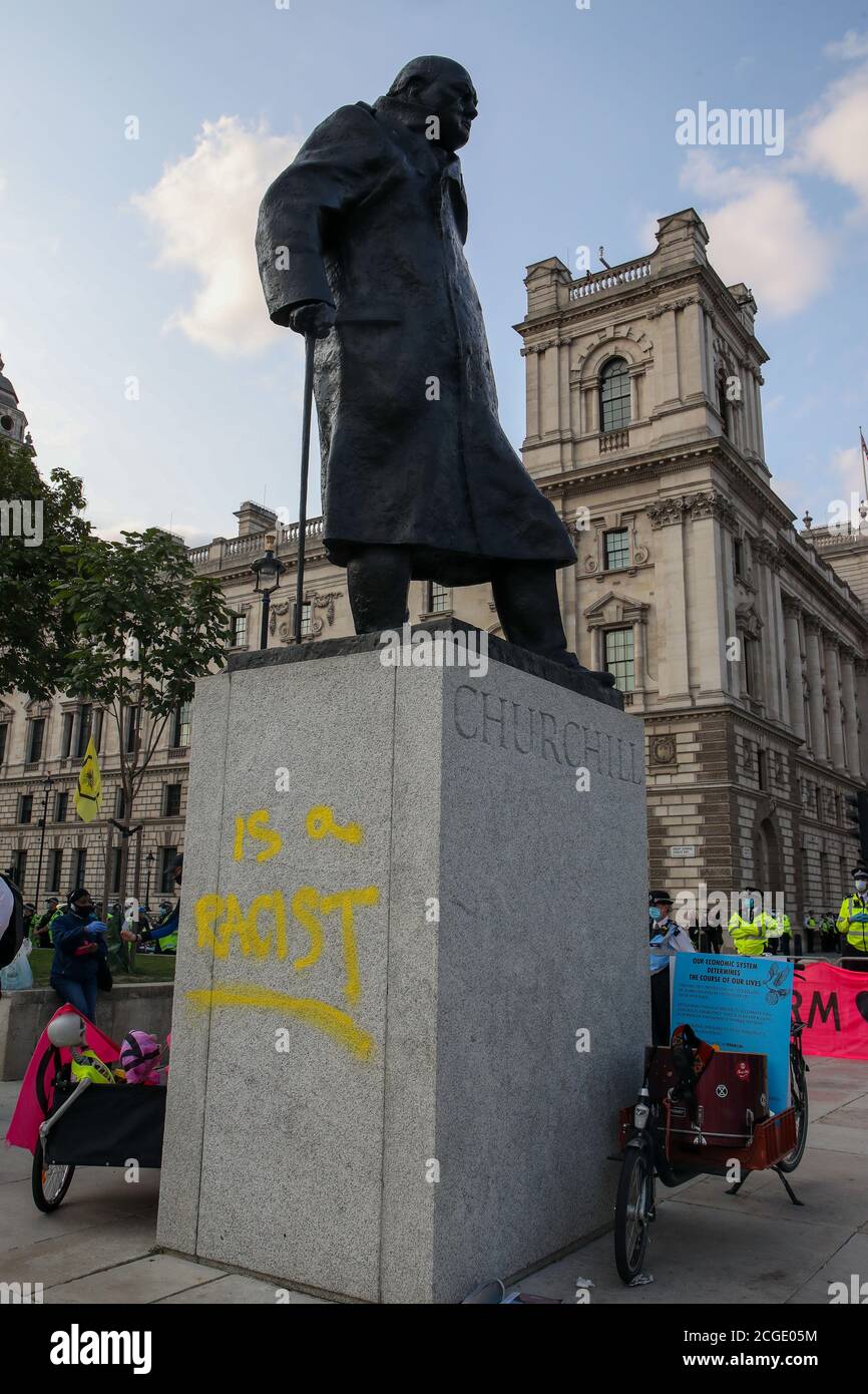 LONDON, ENGLAND, SEPTEMBER 10 2020, EINE Statue von Sir Winston Churchill wird entstellt und mit Graffiti, die ihn als Rassist verkündeten, nachdem Aktivisten der internationalen Klimaschutzgruppe Extinction Rebellion am Ende einer geplanten 10-tägigen Übernahme von London auf dem Parliament Square protestierten (Lucy North - MI News) Kredit: MI Nachrichten & Sport /Alamy Live News Stockfoto