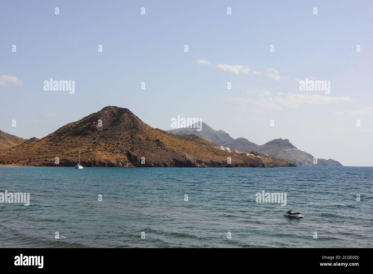 Schöne Meereslandschaft mit Hügeln in Genoveses Beach. Nationalpark Cabo de Gata, Almeria, Spanien Stockfoto