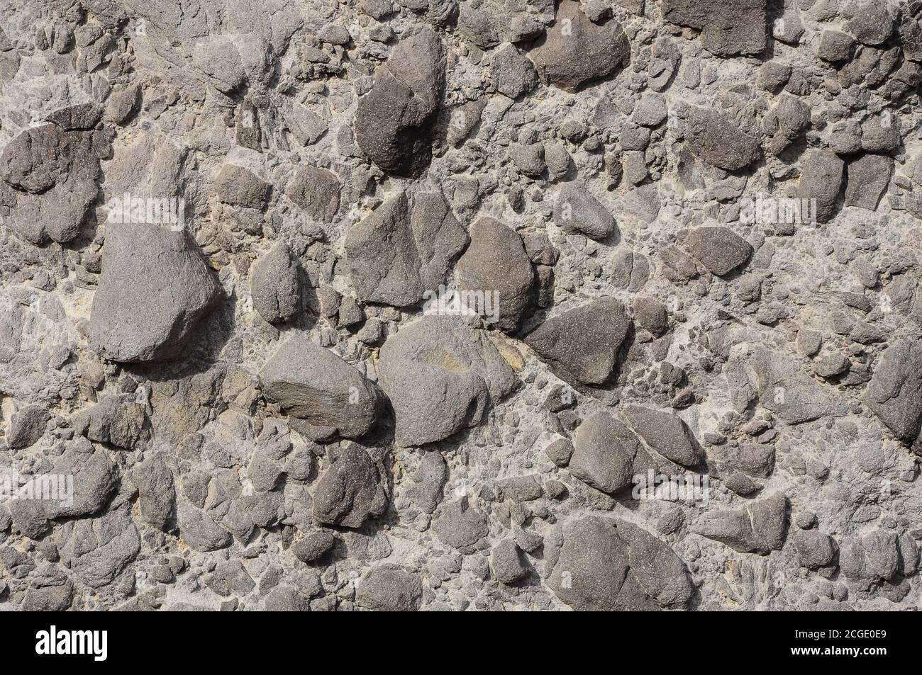 Graue vulkanische Gesteinsstruktur mit Basalt, geologischer Formation Stockfoto