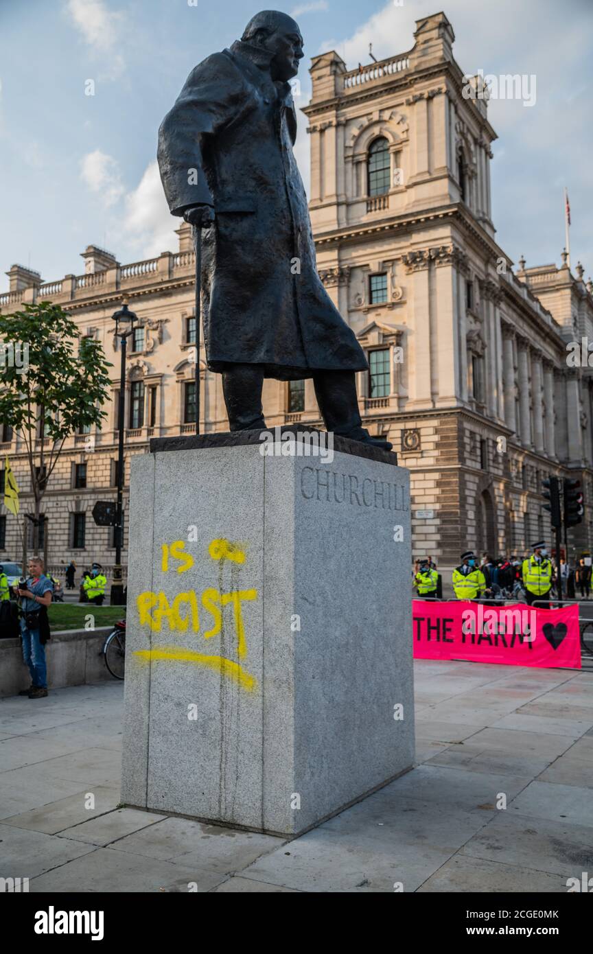 London, Großbritannien. September 2020. Die Churchill-Statue ist mit den Worten "ist ein Rassist" bemalt, obwohl dies nicht als Teil des XR-Protests behauptet wurde - Es ist der letzte offizielle Tag der aktuellen Rebellion-Proteste vom Aussterben und als der märz auf dem Parliament Square ankommt, findet es das rosa XR-Boot, Tell the Truth wurde bereits von der Polizei abgesperrt. Masken werden im Allgemeinen getragen und soziale Distanzierung praktiziert, da die Lockerung für den Coronavirus-Ausbruch (Covid 19) in London fortgesetzt wird. Kredit: Guy Bell/Alamy Live Nachrichten Stockfoto
