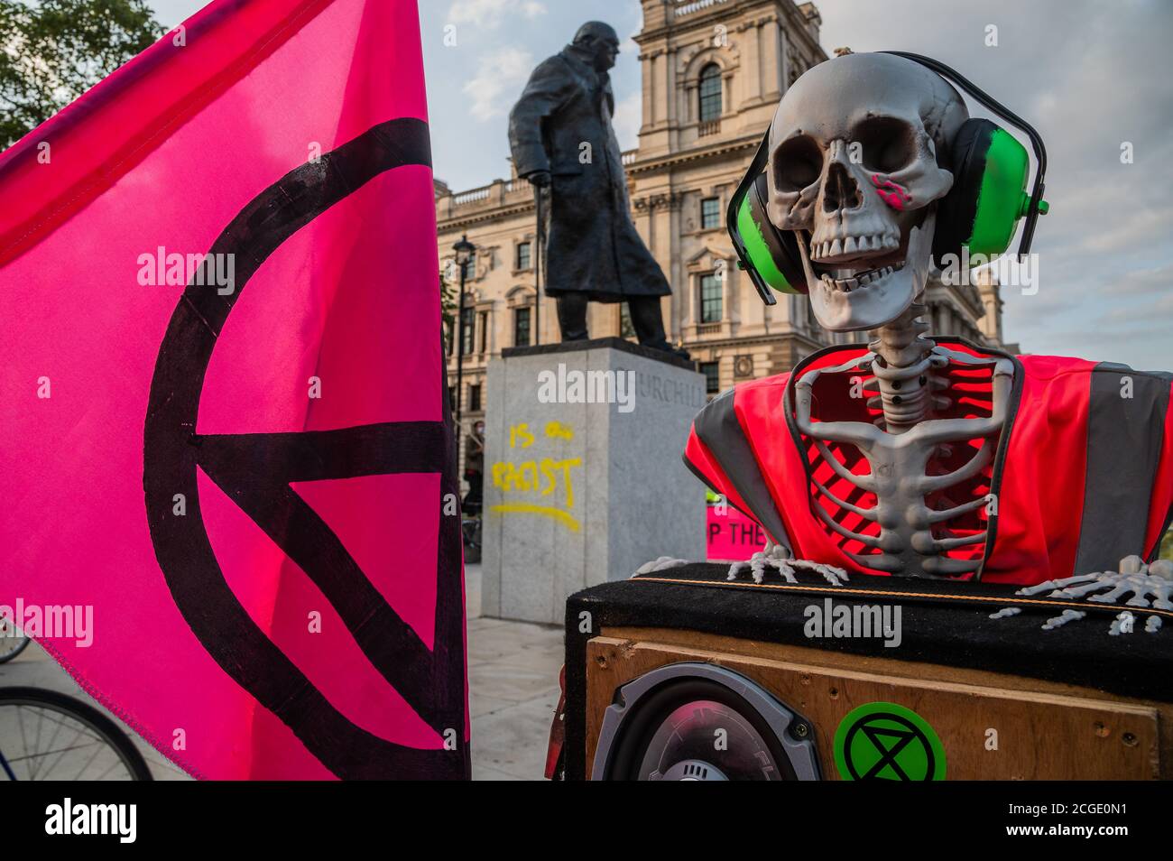 London, Großbritannien. September 2020. Die Churchill-Statue ist mit den Worten "ist ein Rassist" bemalt, obwohl dies nicht als Teil des XR-Protests behauptet wurde - Es ist der letzte offizielle Tag der aktuellen Rebellion-Proteste vom Aussterben und als der märz auf dem Parliament Square ankommt, findet es das rosa XR-Boot, Tell the Truth wurde bereits von der Polizei abgesperrt. Masken werden im Allgemeinen getragen und soziale Distanzierung praktiziert, da die Lockerung für den Coronavirus-Ausbruch (Covid 19) in London fortgesetzt wird. Kredit: Guy Bell/Alamy Live Nachrichten Stockfoto