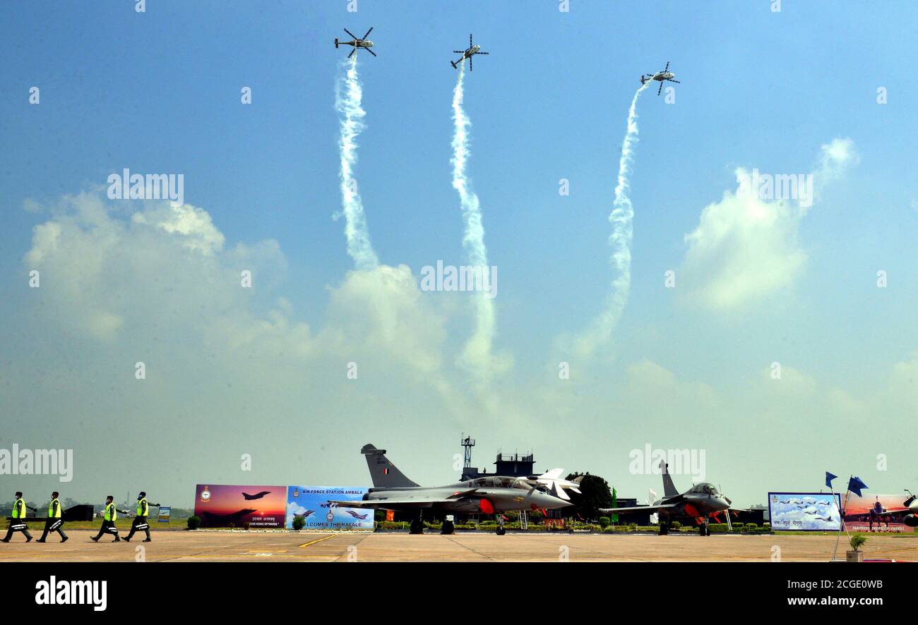 Die feierliche Einführungszeremonie für die erste Charge von Frankreich hergestellt fünf Rafale Jets in der indischen Luftwaffe Golden Arrows Squadron fand auf der Ambala Air Force Basis. 200 km von Neu-Delhi am Donnerstag, 10. September 2020. Indischer Verteidigungsminister Rajnath Singh mit Florence Parly, sein Verteidigungskollege Zeuge der Veranstaltung. Foto: Sondeep Shankar Stockfoto