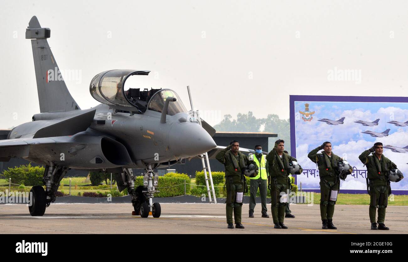 Die feierliche Einführungszeremonie für die erste Charge von Frankreich hergestellt fünf Rafale Jets in der indischen Luftwaffe Golden Arrows Squadron fand auf der Ambala Air Force Basis. 200 km von Neu-Delhi am Donnerstag, 10. September 2020. Indischer Verteidigungsminister Rajnath Singh mit Florence Parly, sein Verteidigungskollege Zeuge der Veranstaltung. Foto: Sondeep Shankar Stockfoto