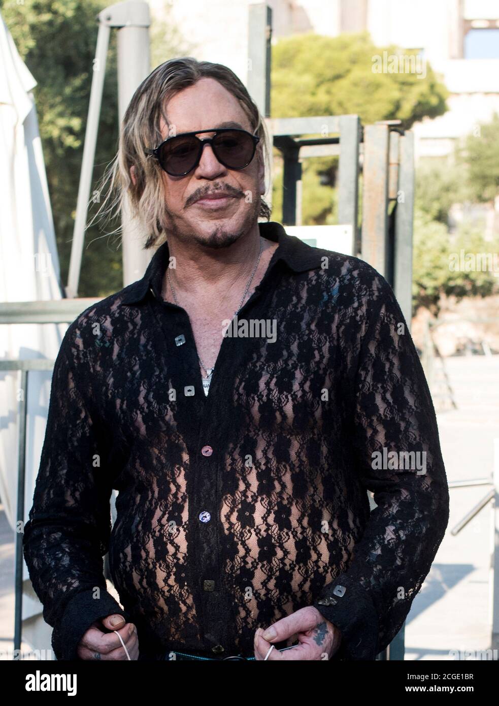 Athen, Griechenland. Sept. 2020. Der amerikanische Schauspieler und Drehbuchautor Mickey Rourke besucht die Akropolis in Athen, Griechenland. Mickey Rourke kam nach Athen, um an den Dreharbeiten von Yelena Popovics Film "Mann Gottes" teilzunehmen. „man of God“ handelt von der Biographie des Hl. Nectarios und die offizielle Premiere ist für November 2020 geplant. Stockfoto