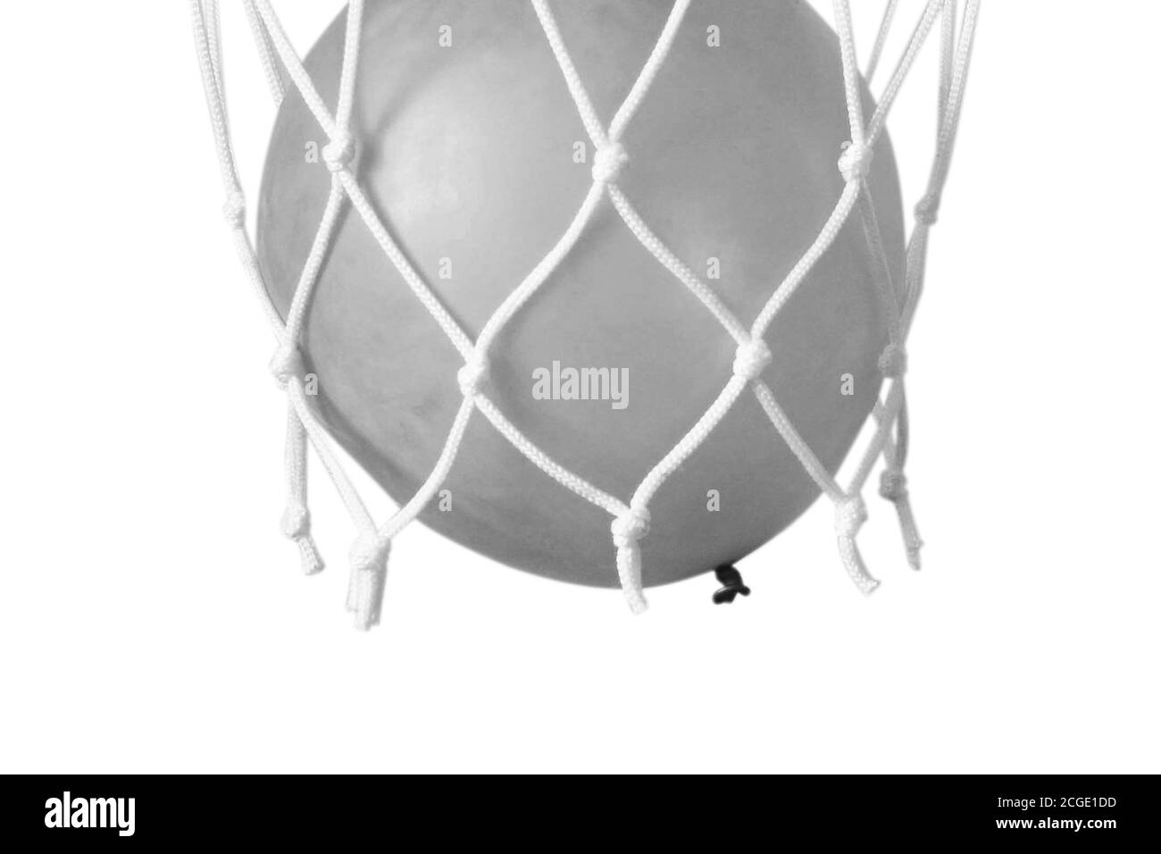 Blauer Ballon in einem Basketballnetz. Präzise Wurf in den Ring. Stockfoto