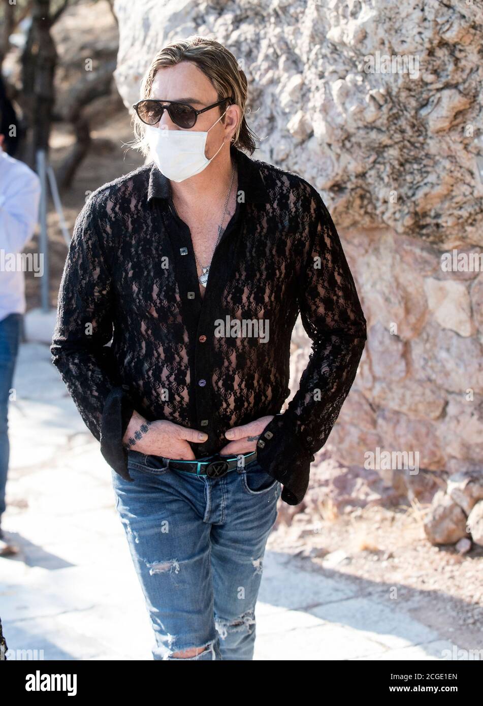 Athen, Griechenland. Sept. 2020. Der amerikanische Schauspieler und Drehbuchautor Mickey Rourke besucht die Akropolis in Athen, Griechenland. Mickey Rourke kam nach Athen, um an den Dreharbeiten von Yelena Popovics Film "Mann Gottes" teilzunehmen. „man of God“ handelt von der Biographie des Hl. Nectarios und die offizielle Premiere ist für November 2020 geplant. Stockfoto