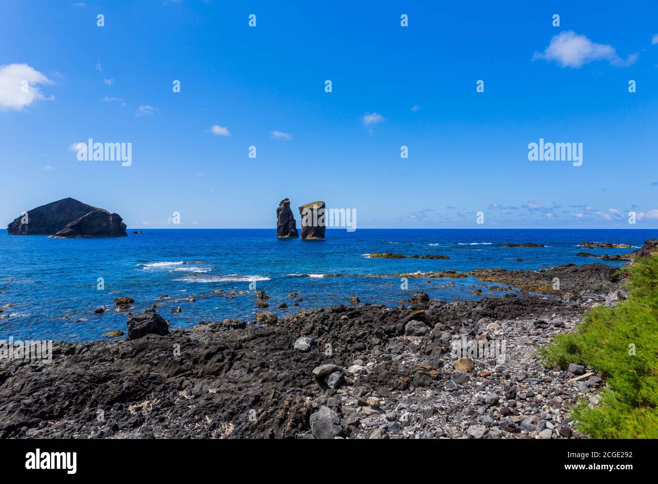 Küste von der Stadt Mosteiros auf der Insel Sao Miguel. Sao Miguel ist Teil des Azoren-Archipels im Atlantischen Ozean. Stockfoto