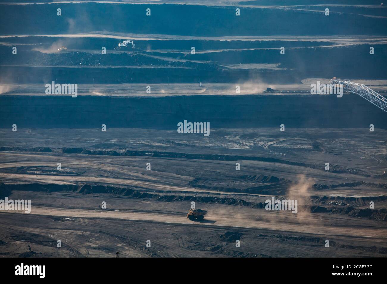 Tagebaugewinnung von Kohle im Steinbruch "Bogatyr", Ekibastuz, Kasachstan. Bagger und Bagger auf der Straße. Stockfoto