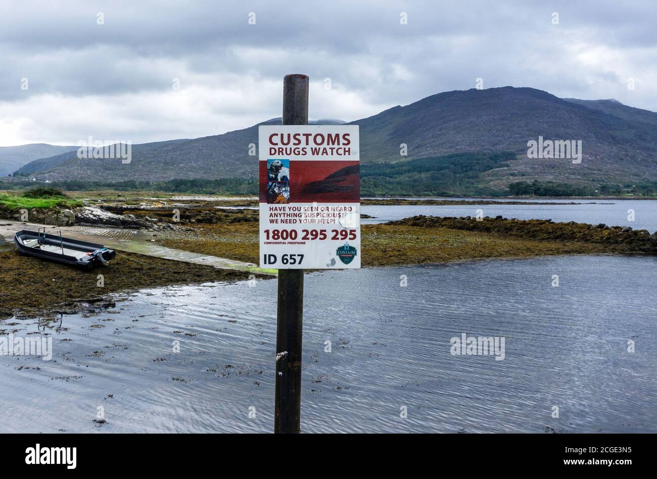 Ein Schild am Kilmackillogue Pier, Tuosist, County Kerry, Irland, fordert die Öffentlichkeit auf, bei der Bekämpfung illegaler Drogenimporte Hilfe zu leisten. Stockfoto