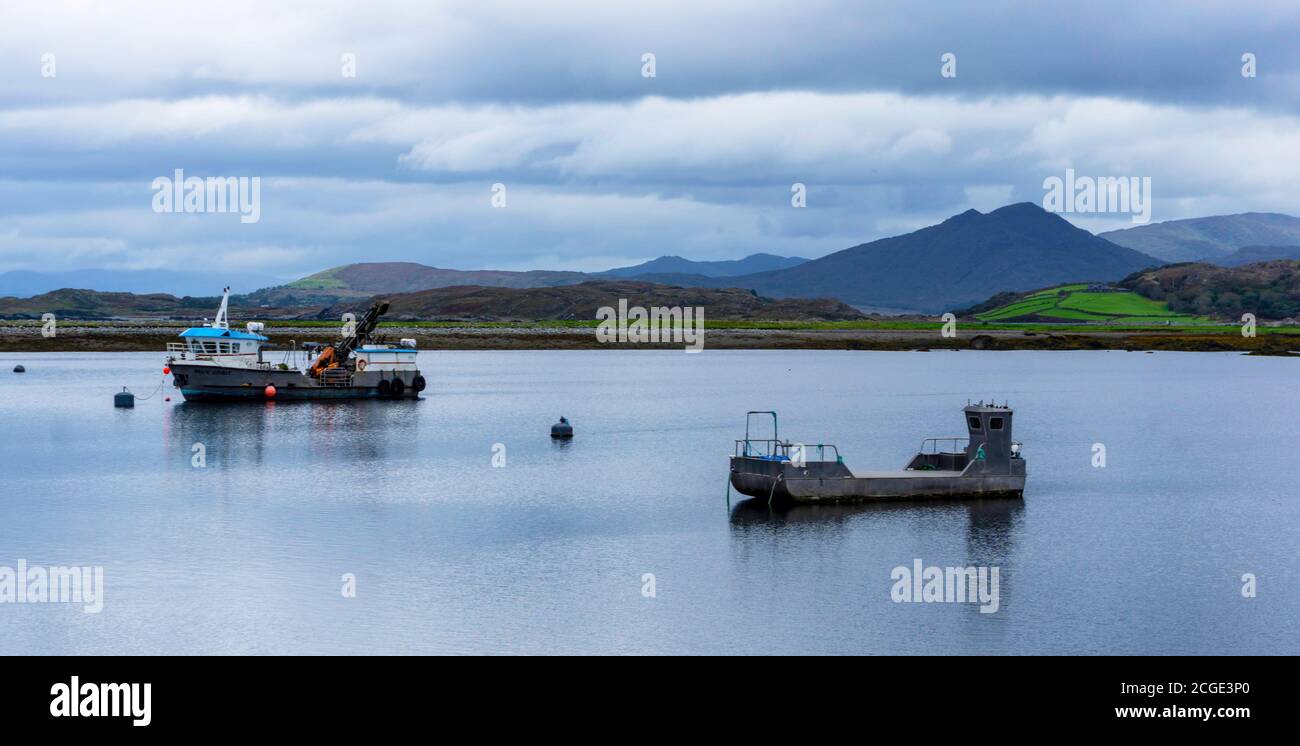 Zwei Boote, die im Ardgroom Harbour auf der Beara Peninsula in der Grafschaft Cork festgemacht wurden. Stockfoto