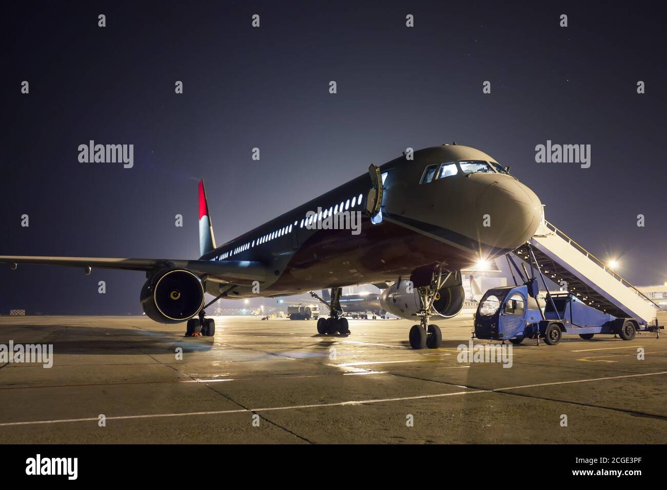 Flugzeugwartung bei Nachtschürze Stockfoto