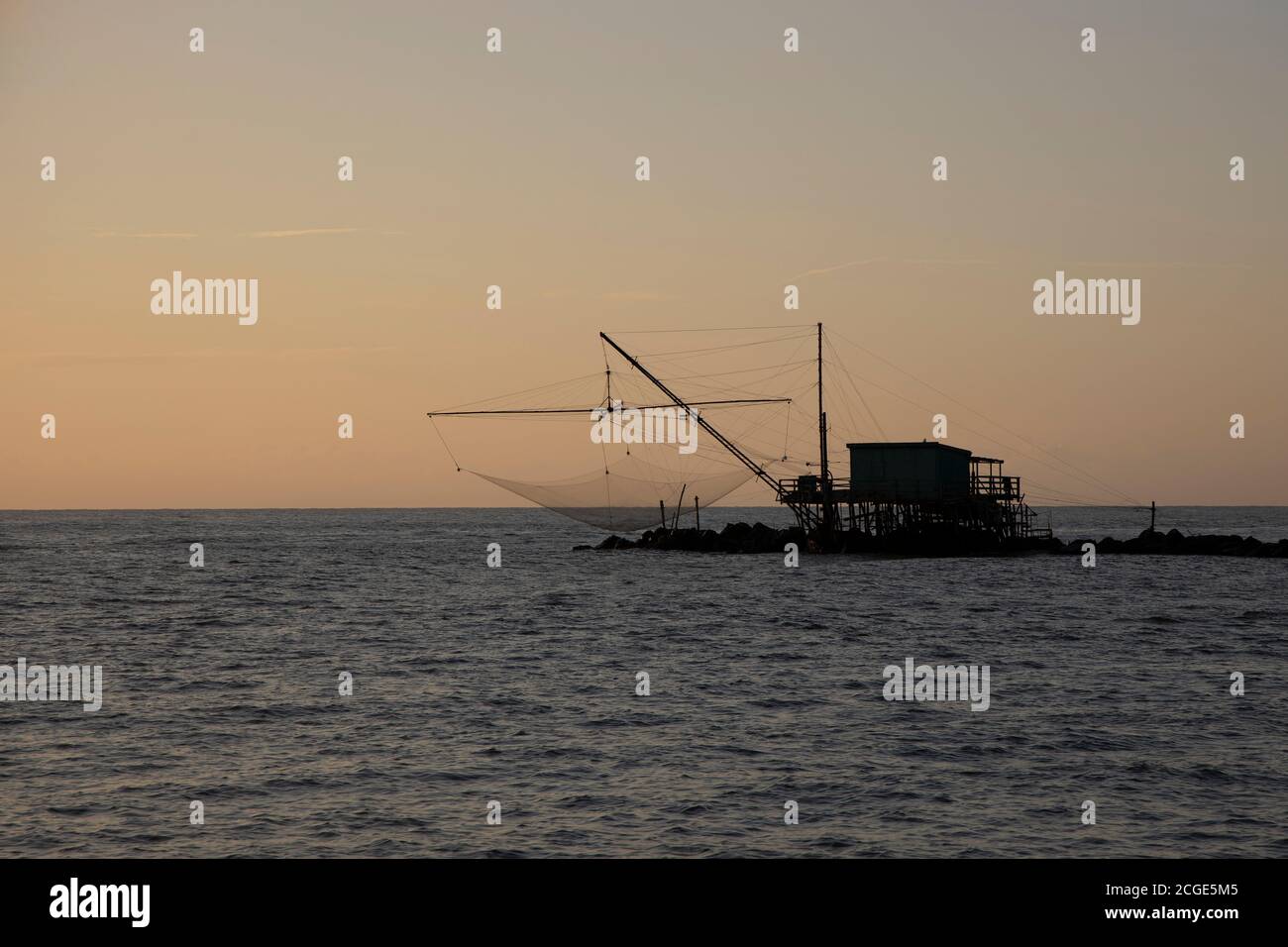 Trabucco, eine typische alte italienische Fischmaschine mit Fischernetz, Pisa, Toskana, Italien, Europa. Stockfoto