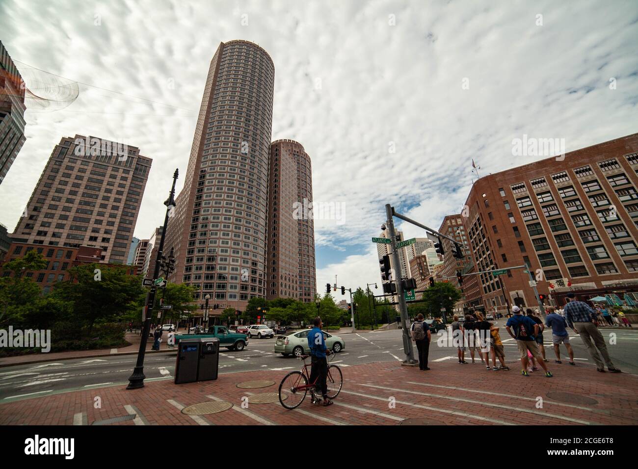 Boston, Massachusetts, USA - 25. Mai 2015 - 'die Ecke von Atlantic Ave & Seaport Blvd - nur wenige Leute warten auf grünes Licht, um die Straße zu überqueren' Stockfoto