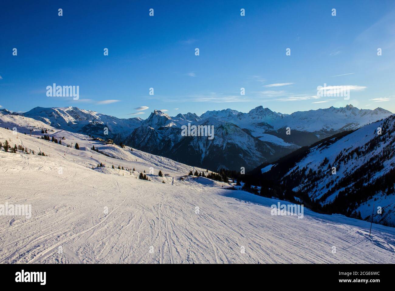 Blick auf die Skipiste oberhalb von Champagny-en-Vanoise, Französische Alpen Stockfoto