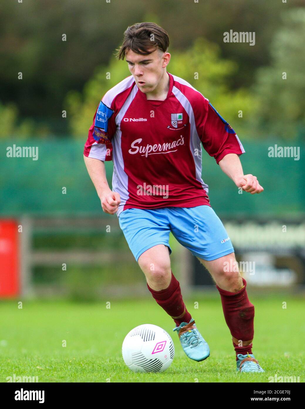 Aaron Connolly von Mervue Vereinigte U17 im Kampf gegen Longford Town. Mervue United / Longford Town, U17 SSE Airtricity League, 19/9/15, Fahy's Field, Mervue, Galway. Bilder eines jungen Aaron Connolly (derzeit von Brighton und Hove Albion und der Republik Irland) im Einsatz für Mervue United als Teenager. Stockfoto