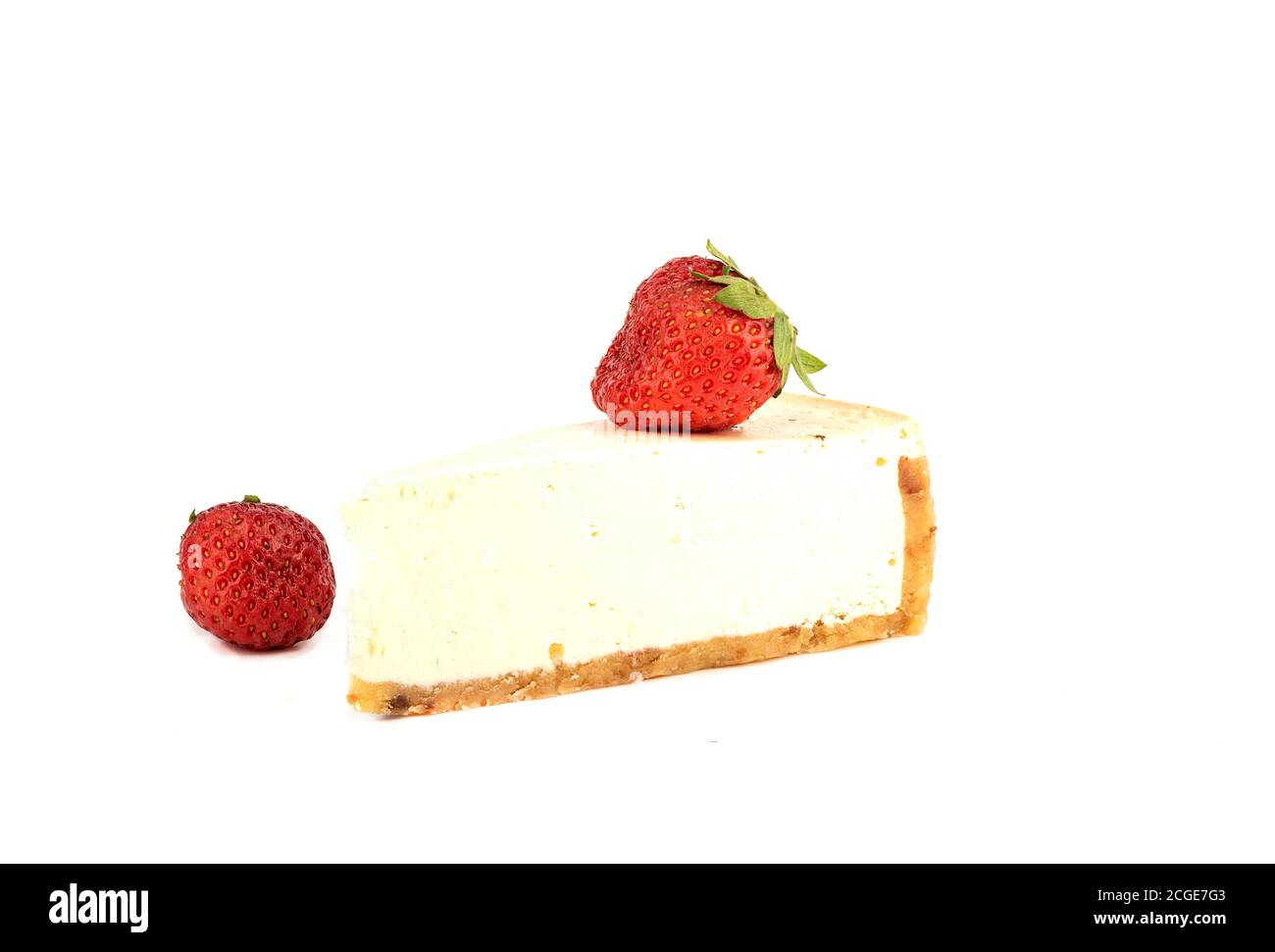 Scheibe Käsekuchen und Erdbeeren isoliert auf weißem Hintergrund. Stockfoto