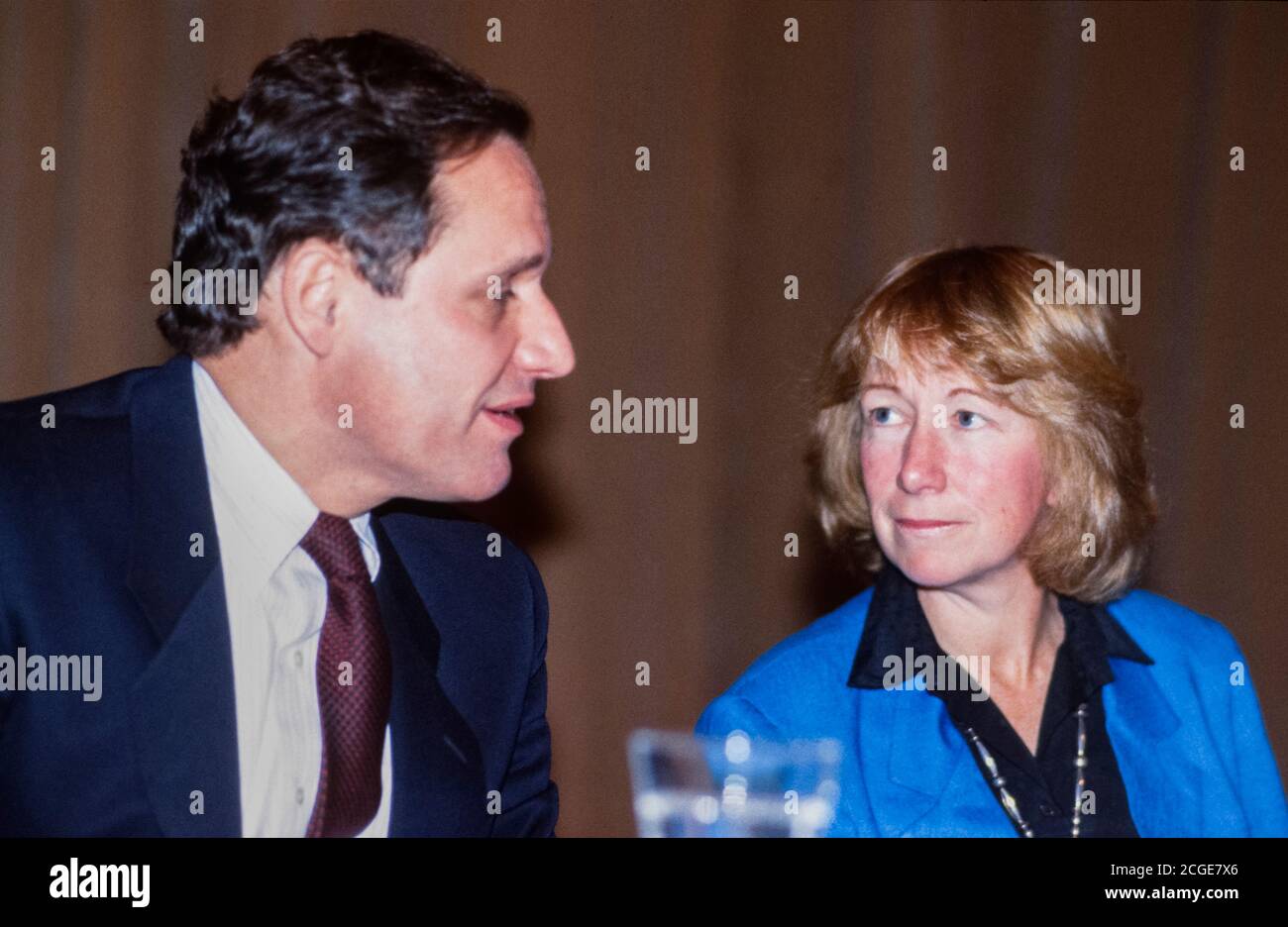 Der investigative Journalist Bob Woodward, links, spricht mit Doris Kearns Goodwin, rechts, als sie am 14. Oktober 1987 bei einem "Books and Authors Lunch" in Washington, DC, erscheinen.Quelle: Ron Sachs/CNP Stockfoto
