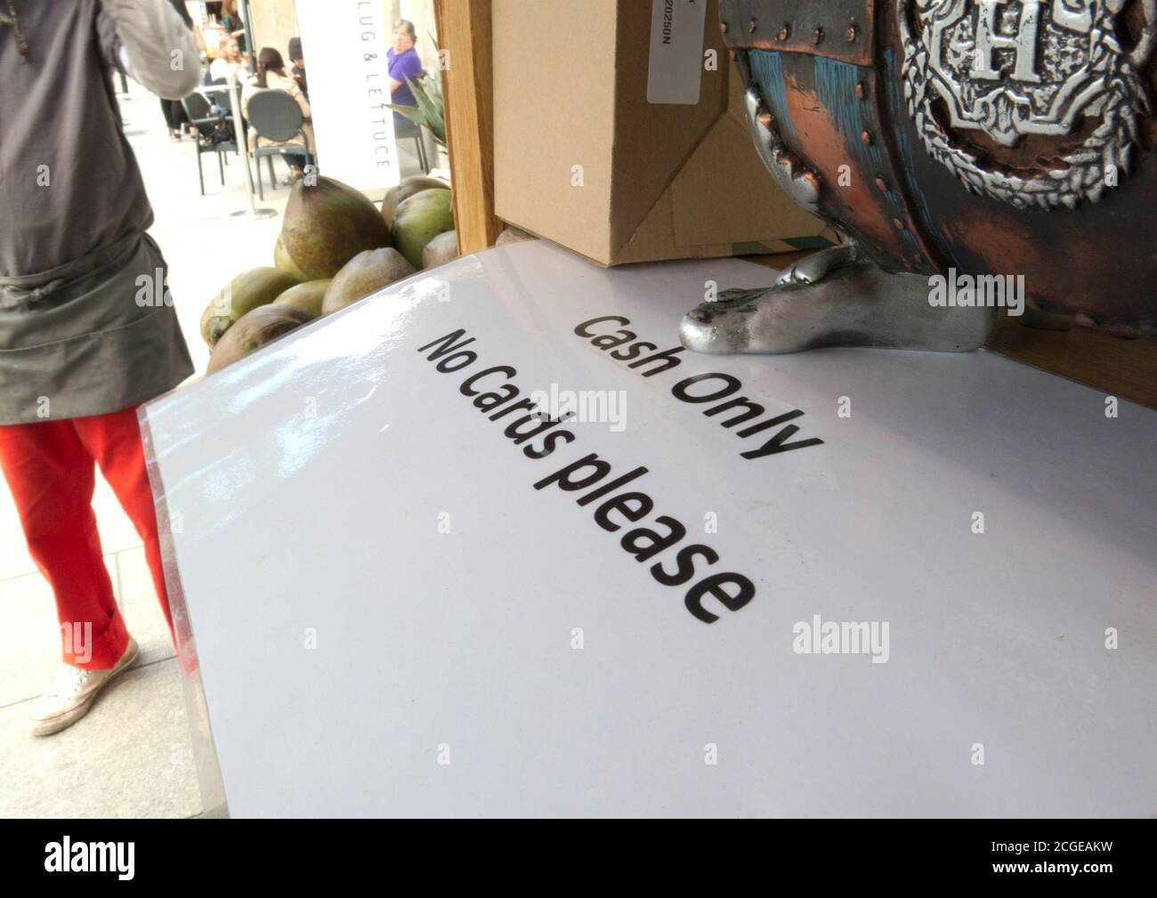 Nur Bargeld, bitte beachten Sie bei Traders Schalter in London während 2020 Coronavirus Ausbruch, England Stockfoto