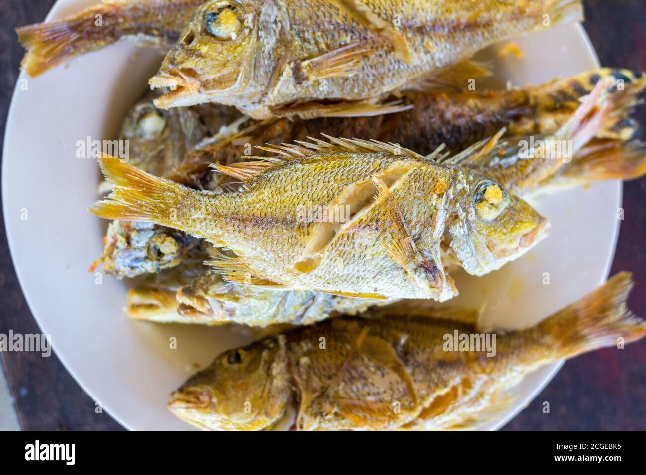 Ein frittierter Fisch, der ein Grundnahrungsmittel der Filipino ist ...