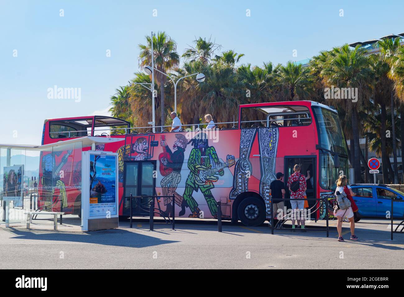 Bunte touristische Bus in Cannes, Frankreich - 06.21.2019. Stockfoto Bunte touristische Bus in Cannes, Frankreich - 06.21.2019. Stockfoto