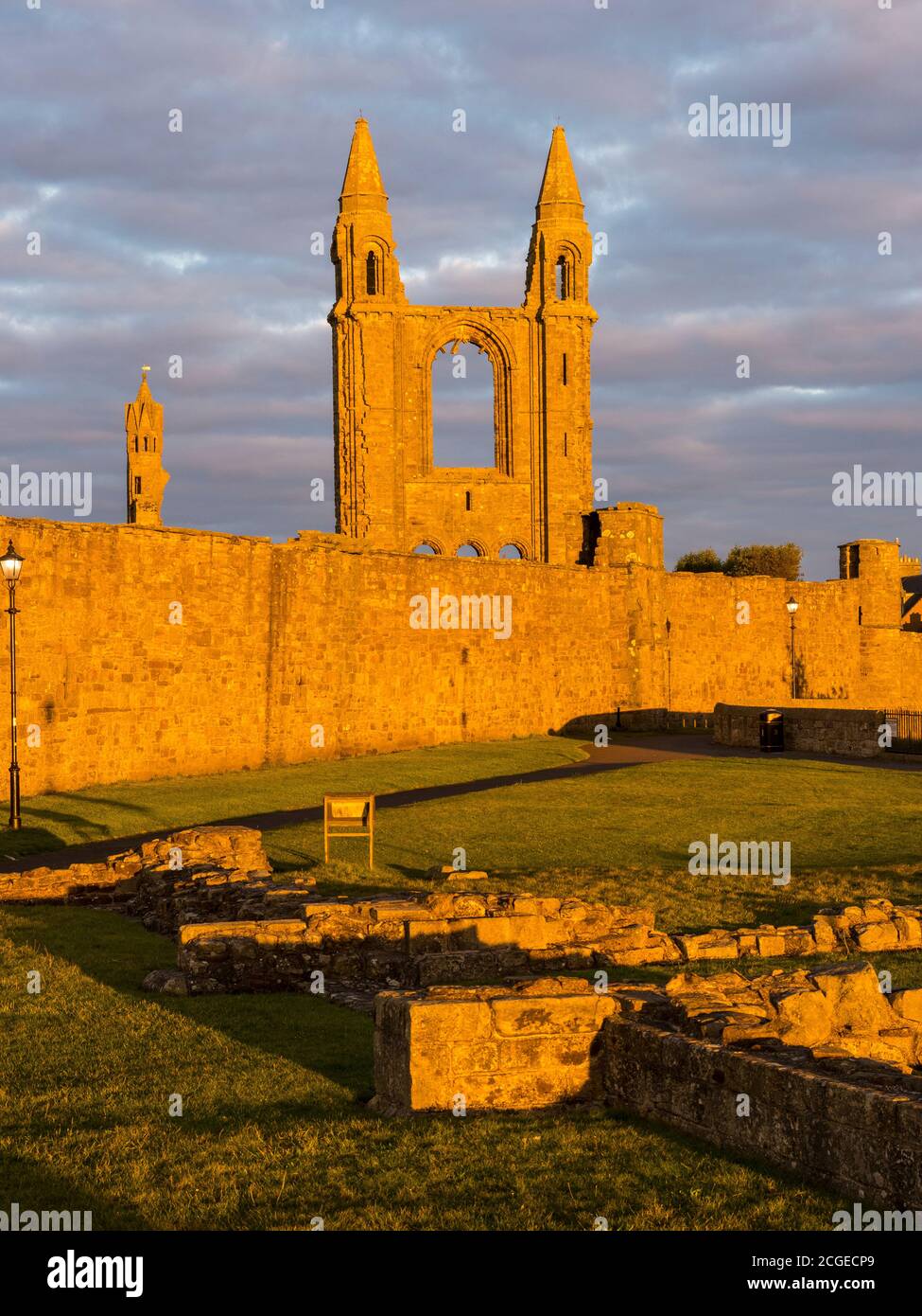 Forground, St Mary's Church, Kirkheugh, Dramatic, Sunrise Morning Light, St Andrews Cathedral, St Andrews, Fife, Schottland, Großbritannien, GB. Stockfoto