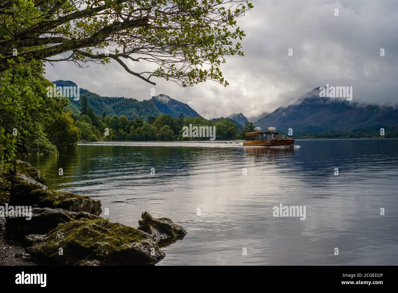 Lake District, Großbritannien. Die Annie Mellor Passagiere auf einer Kreuzfahrt rund um Derwent Wasser. Die Kreuzfahrten werden von Keswick Launch Co. Durchgeführt Stockfoto