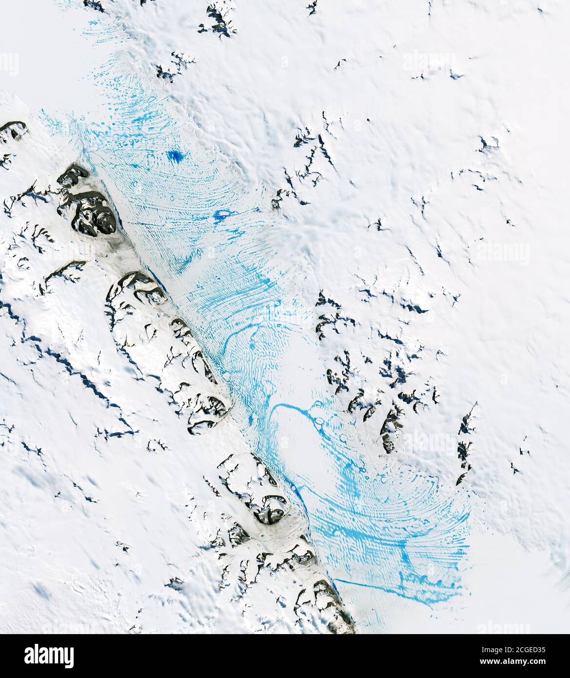 George VI-Schelfeis, Antarktis, auf dem Höhepunkt der Sommerschmelzsaison 2019-2020, überspannten sich auf dem George VI ein ausgedehntes Gebiet mit Schmelzwasserteichen in Edelsteintönen Stockfoto